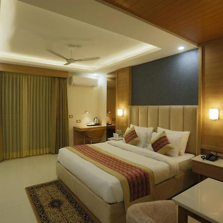 Hotel Sakura By Maps Gurgaon Esterno foto